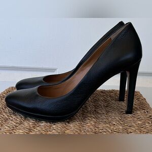 Banana Republic Women’s Pebbled Leather Basic Black Heels Size 8